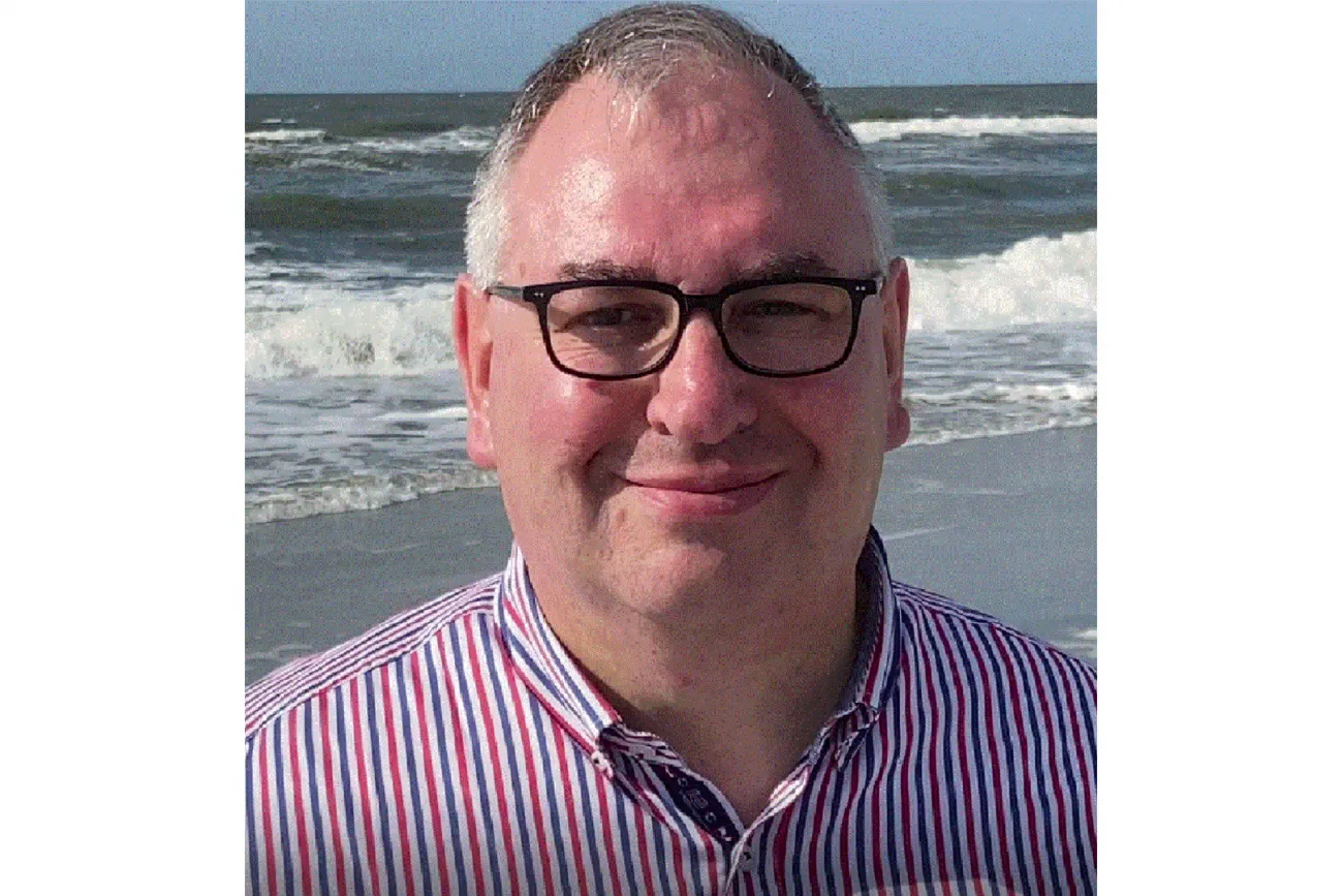 Hauptbild der Veranstaltung Lesung "Kriminelles mit Tee und Torte" Andreas Scheepker