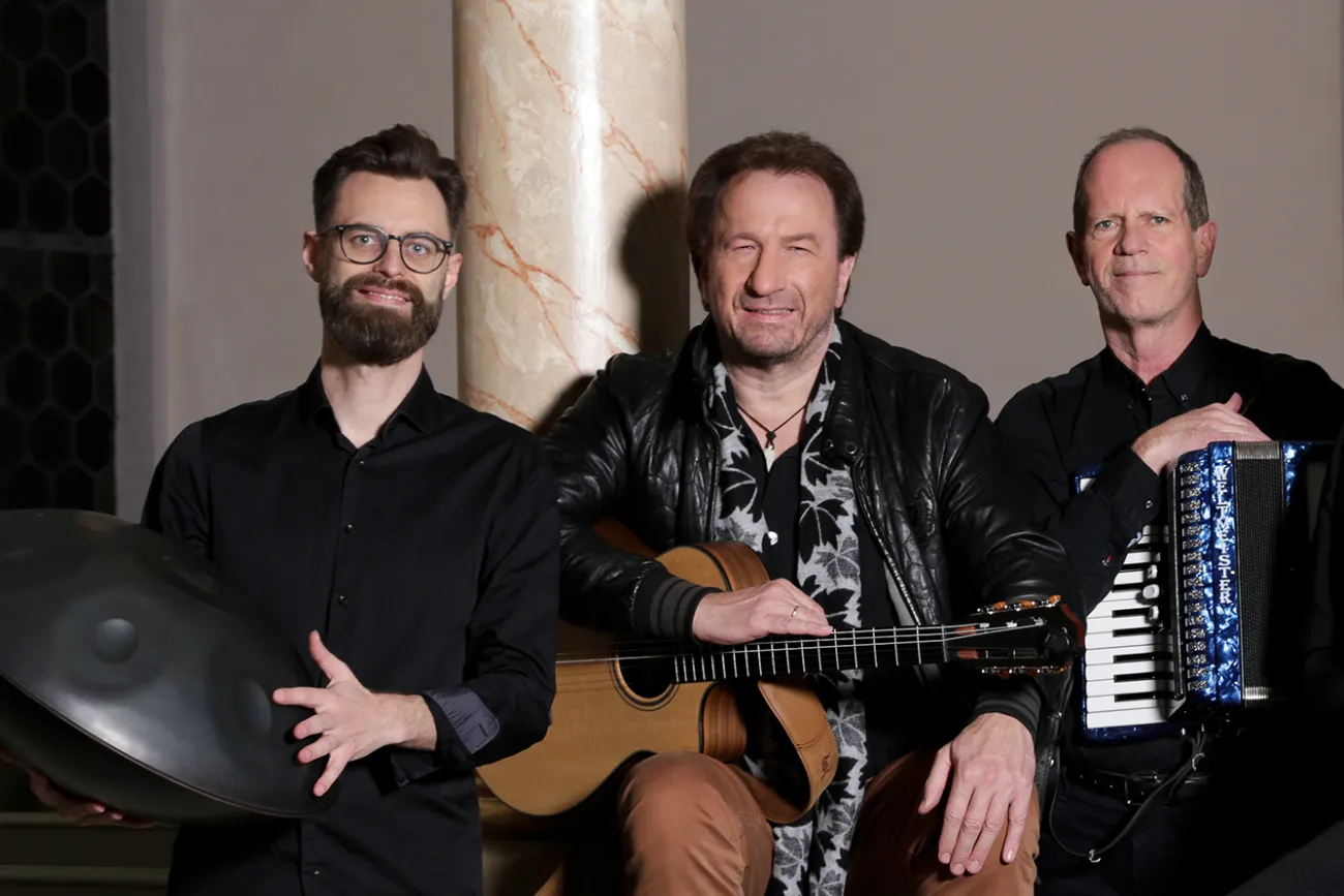 Hauptbild der Veranstaltung Konzert in der Ev.-ref. Kirche Greetsiel: Clemens Bittlinger "Spuren"