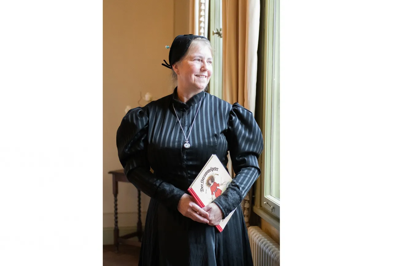 Hauptbild der Veranstaltung Zeitreisenführung auf Schloss Evenburg - Die Gouvernante - 1895 "Haben Sie vielleicht die jungen Grafen gesehen?"