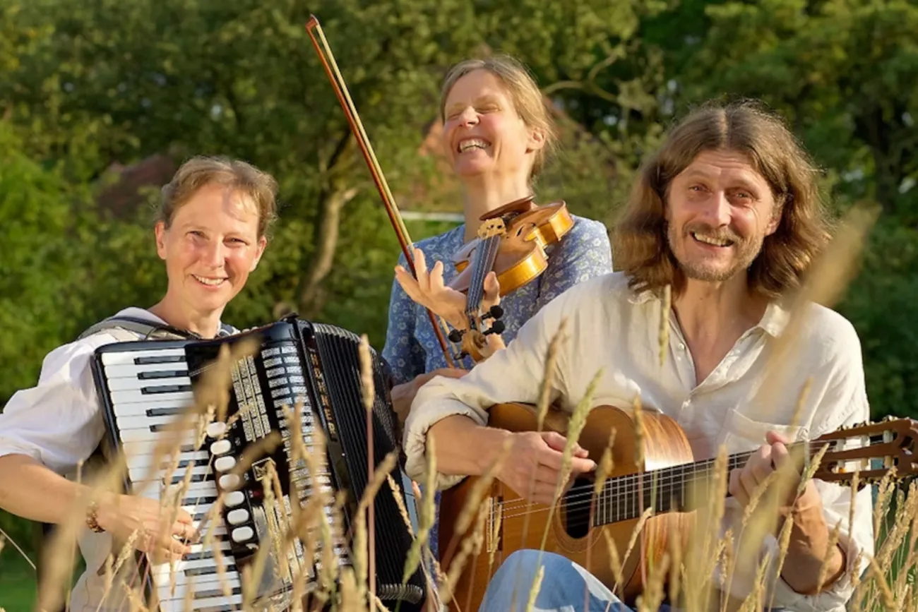 Hauptbild der Veranstaltung Konzert mit dem Folktrio DreyBartLang in Rysum