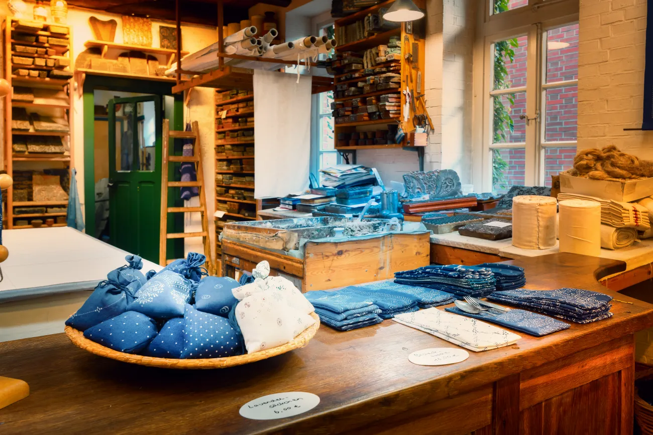 Hauptbild der Veranstaltung "Hexen und Blaufärben" - Öffentliche Handwerksvorführung