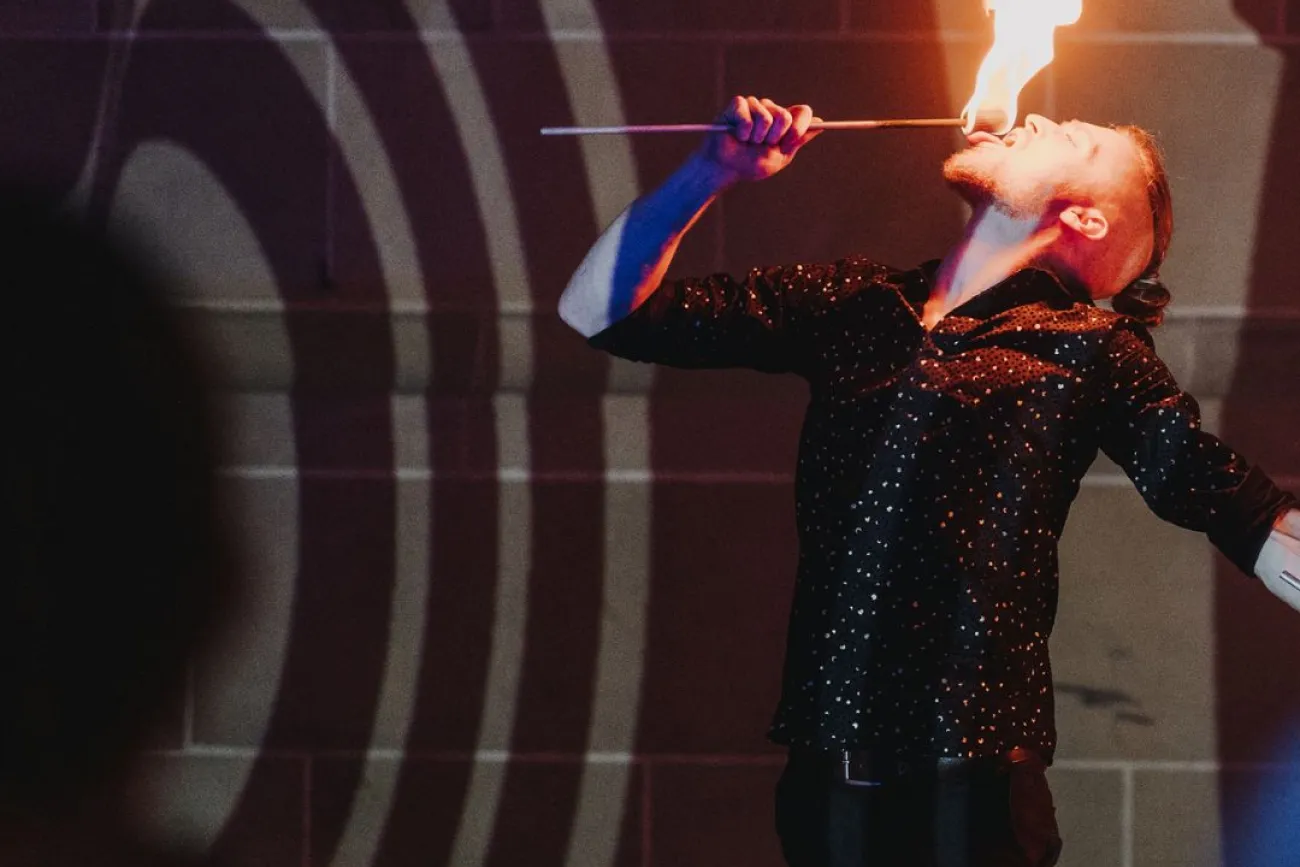 Hauptbild der Veranstaltung Licht- und Feuershow zum Valentinstag in der Blumenhalle