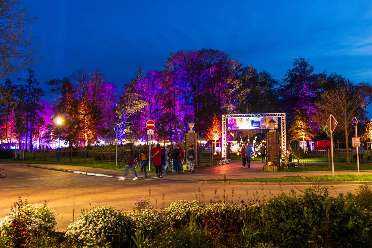 Hauptbild der Veranstaltung Lichterfest im herbstlichen Sielhof-Park
