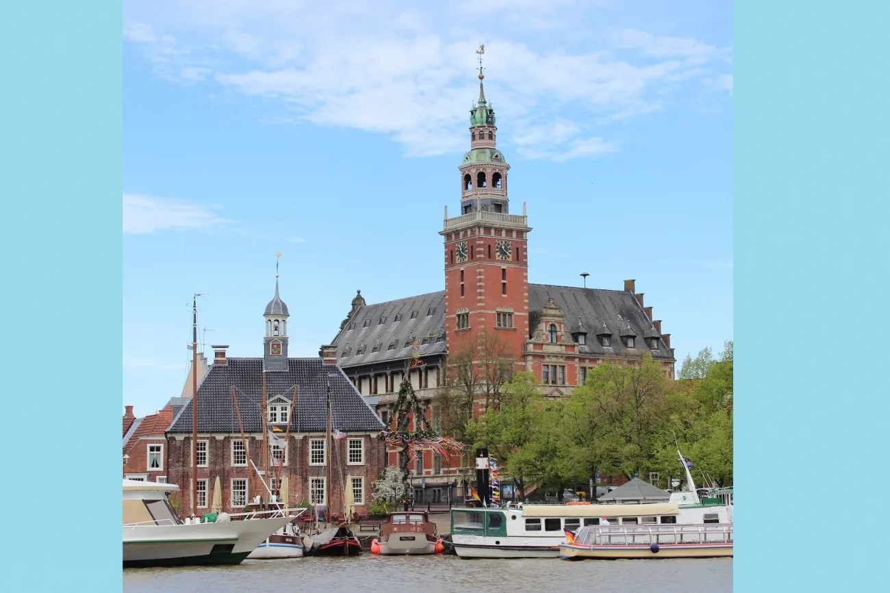 Das Bild zeigt die Waage und das Historische Rathaus
