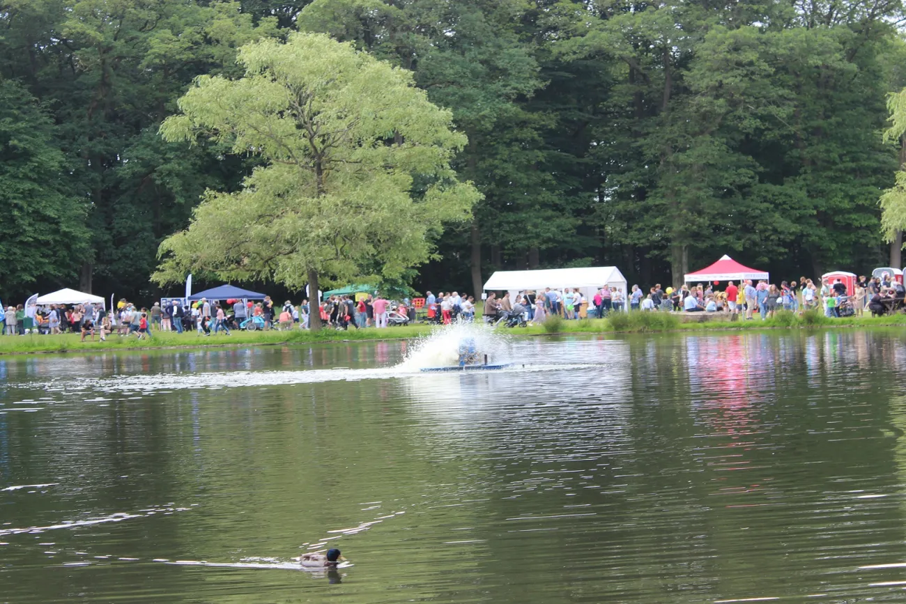 Das Bild zeigt den See im Julianenpark
