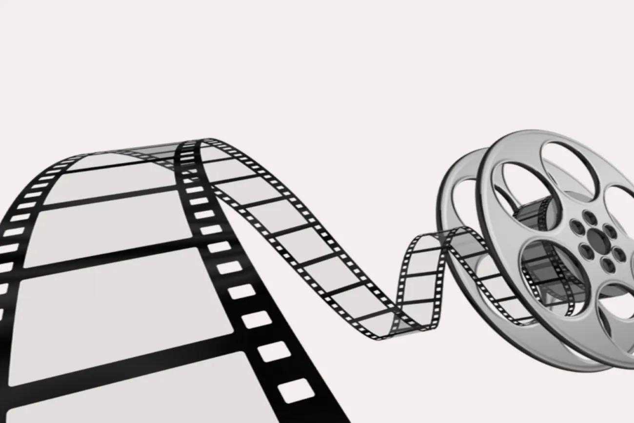 Eine klassische Filmrolle mit einem langen, entrollten Filmstreifen, der sich elegant windet.