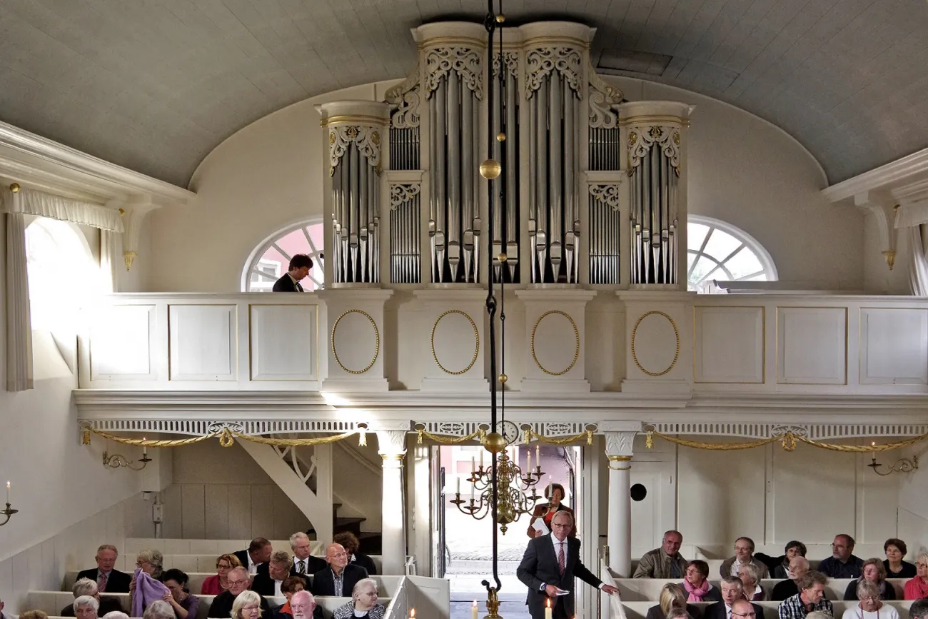 Das Bild zeigt die Orgel der Mennonitenkirche Leer