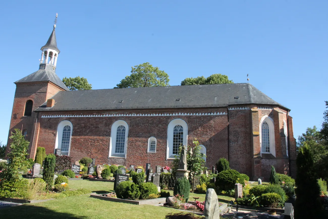 Blick auf die Kirche mit Friedhof im Vordergrund