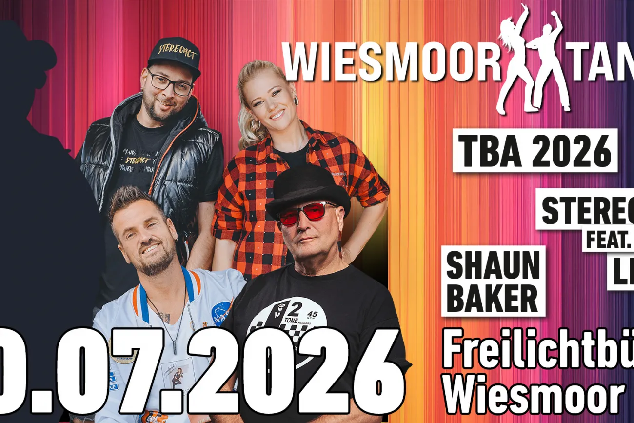 Buntes Festivalplakat mit Künstlern und Datum 10.07.2026 für Wiesmoor Tanzt auf der Freilichtbühne.