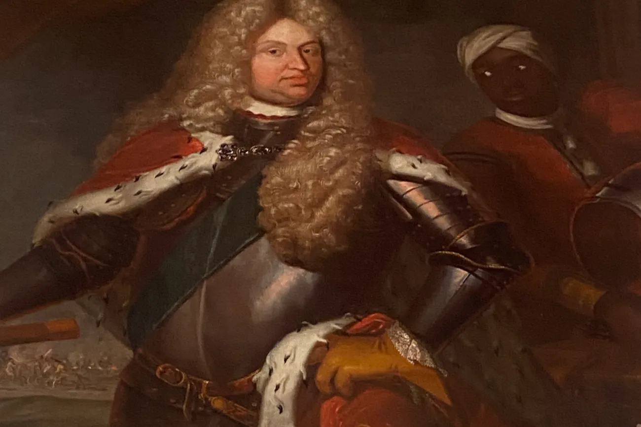 Gemälde eines adligen Mannes in Rüstung mit rotem Mantel und weißem Hermelinbesatz, daneben ein Diener.