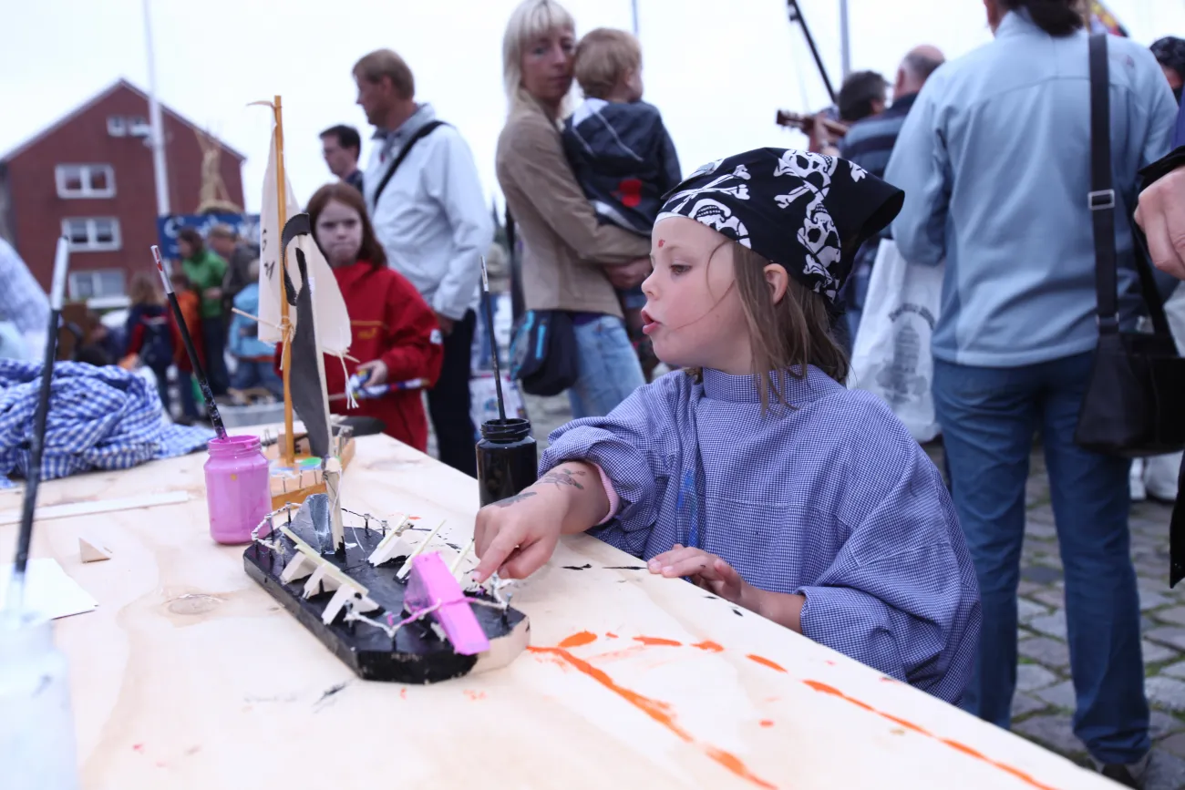 Kind beim Basteln während des Kinderfests