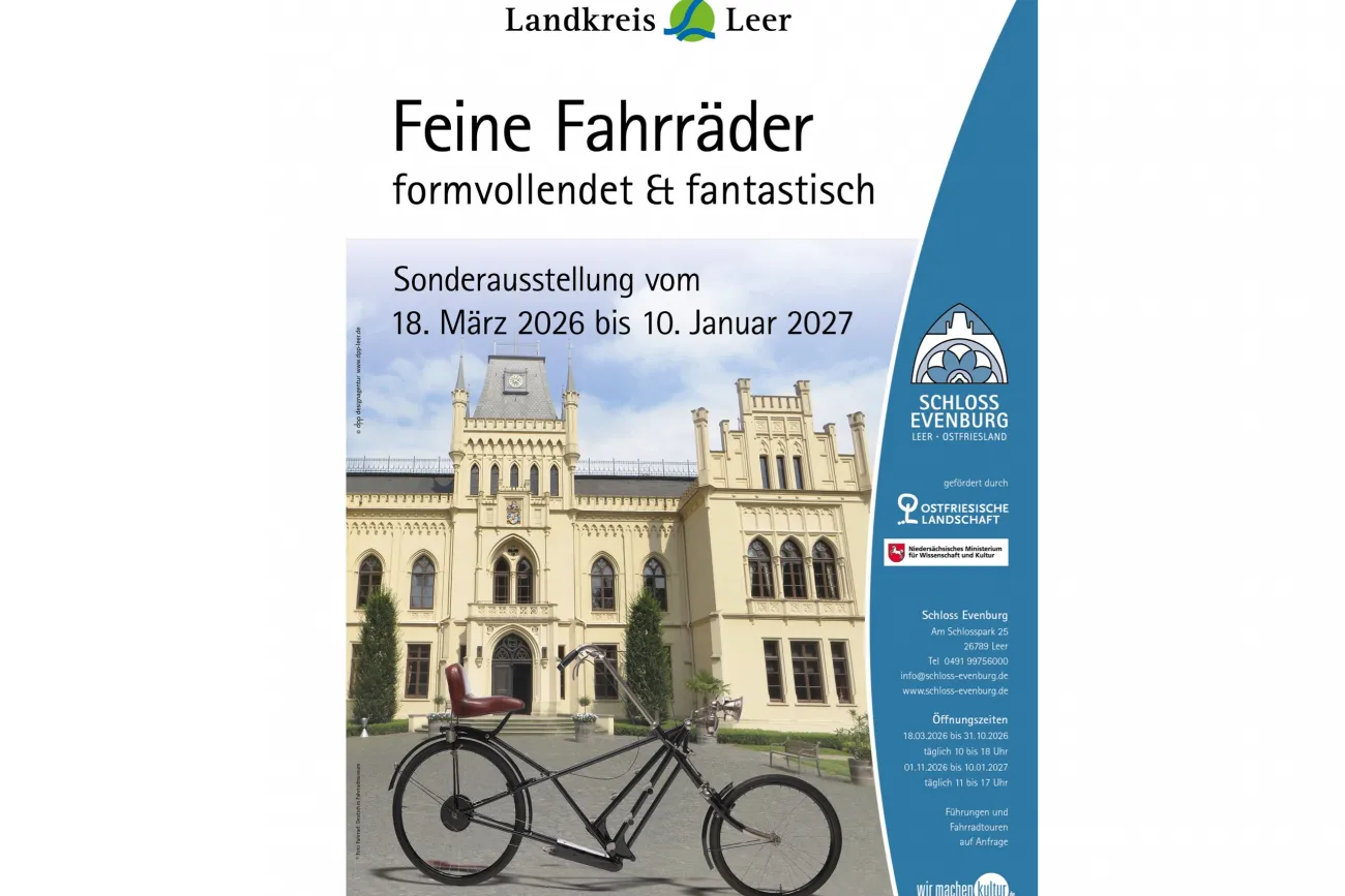 Ausstellungsplakat mit einem historischen Fahrrad vor Schloss Evenburg.