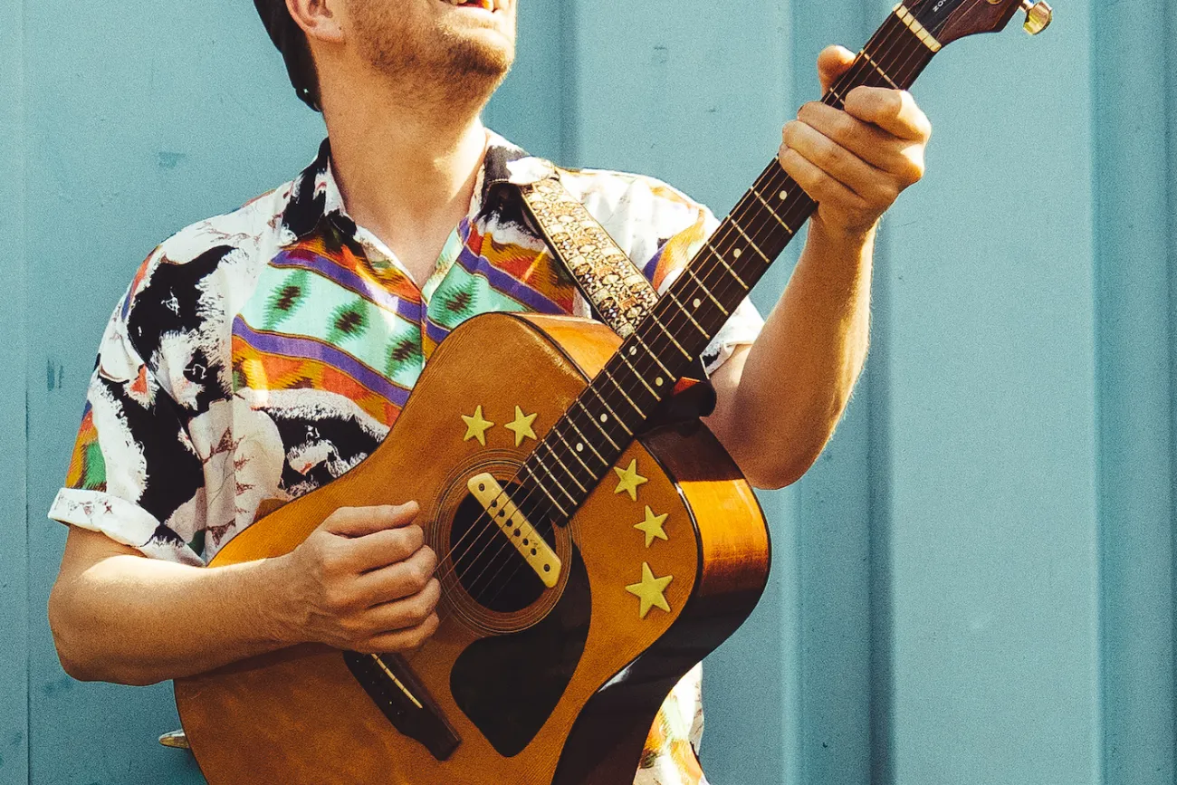 Der Musiker Kowsky mit einer Gitarre