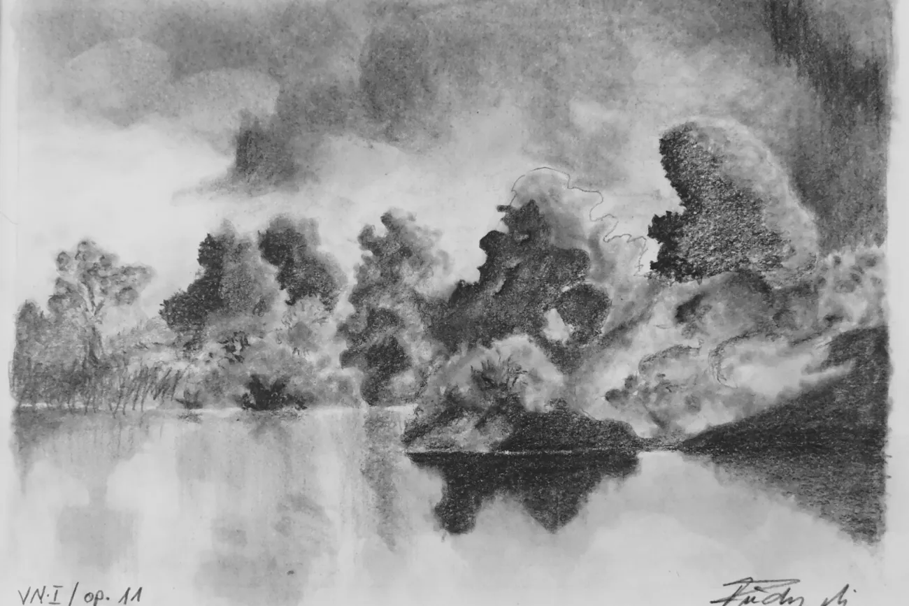 Schwarz-Weiß-Zeichnung von Bäumen am Ufer, die sich mit den Wolken im Wasser spiegeln.