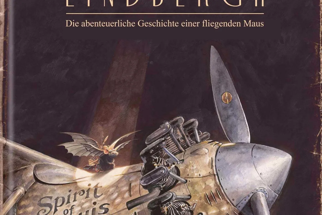 Buchcover Lindbergh: Eine kleine Maus fliegt neben einem alten Propellerflugzeug.