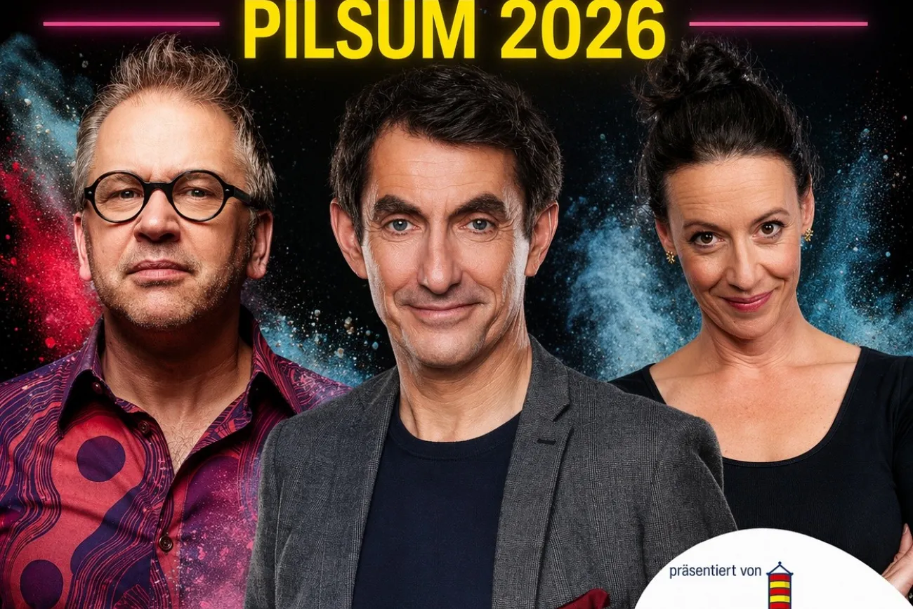 Plakat für die Kabarett Tage Pilsum 2026 mit drei Künstlern vor buntem Hintergrund.