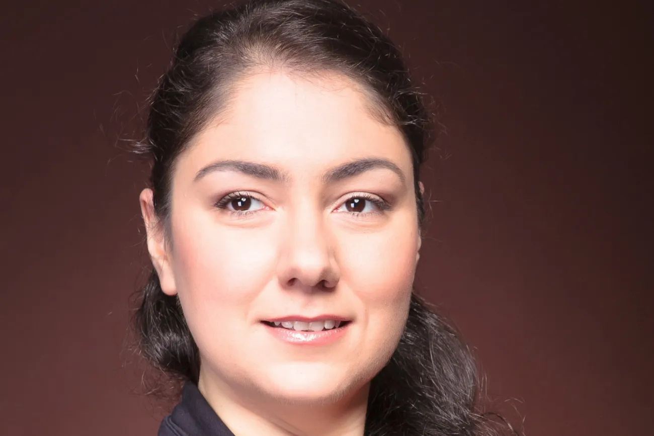 Porträt der Pianistin Susanna Kadzhoyan im schwarzen Blazer.