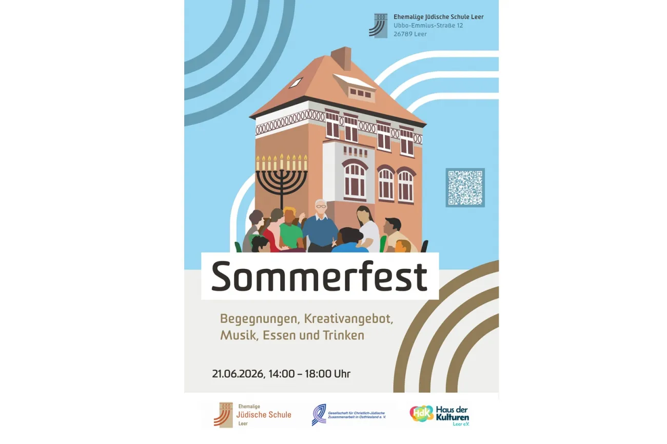 Plakat: Eine diverse Gruppe feiert das Sommerfest vor der ehemaligen Jüdischen Schule in Leer.