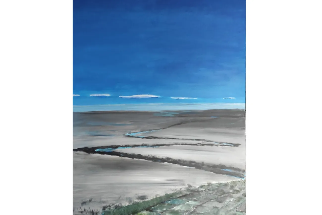 Abstrakte Landschaft mit blauem Himmel, grauen Wattflächen und feinen Wasserläufen.