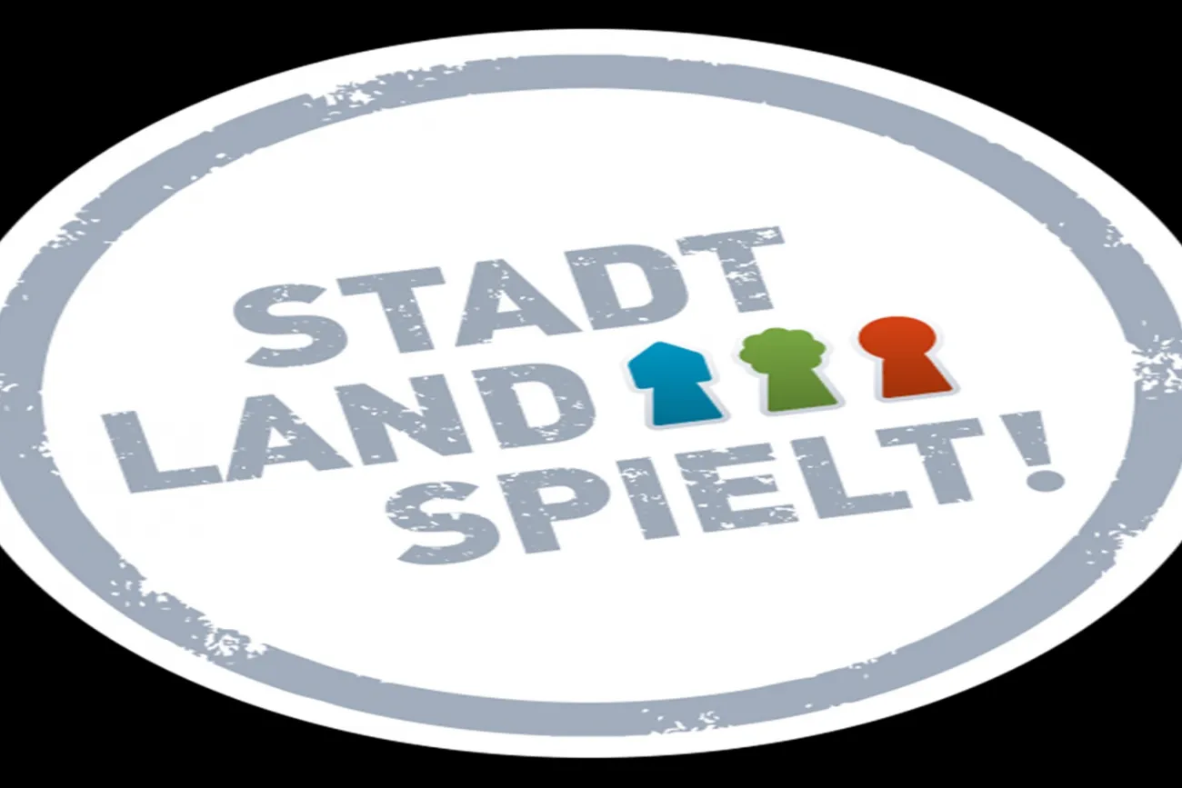 Logo der Aktion Stadt-Land-Spielt! mit drei Spielfiguren im grauen Kreis.