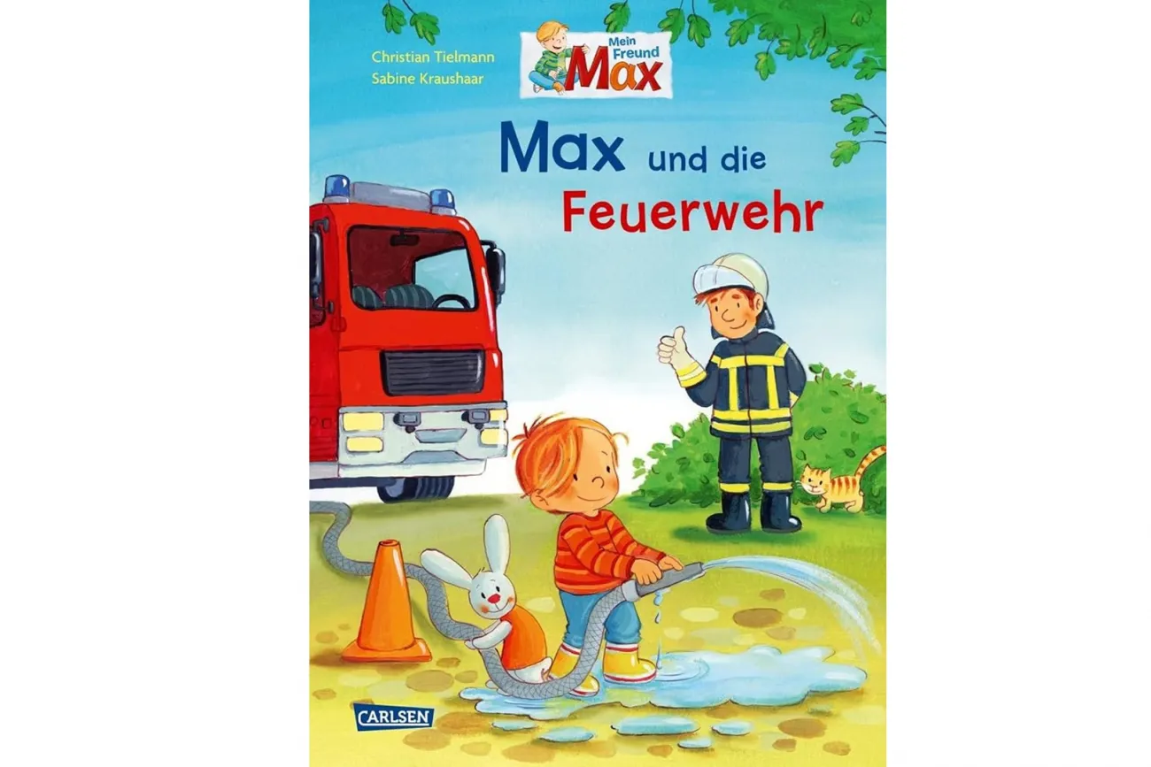 Buchcover Max und die Feuerwehr mit Feuerwehrauto, Kind, Feuerwehrmann und Wasserschlauch.