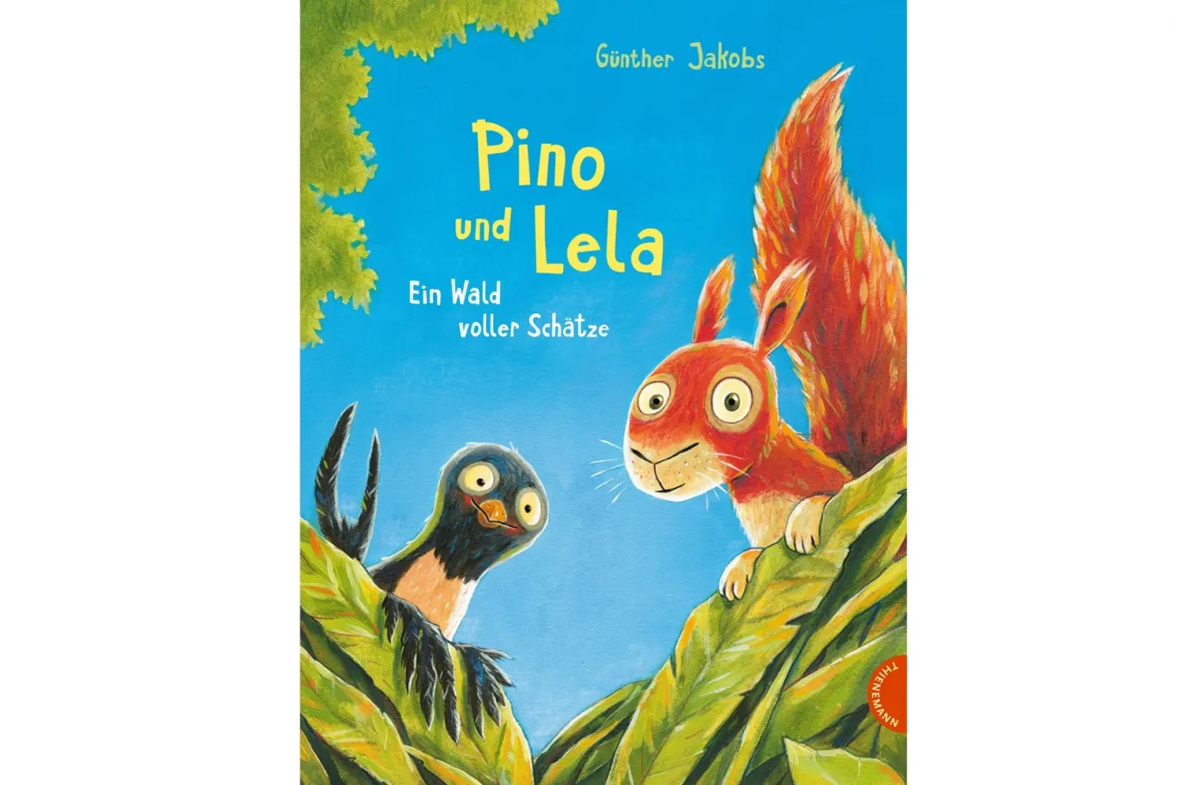 Buchcover „Pino und Lela“ mit Eichhörnchen und Vogel zwischen grünen Blättern.