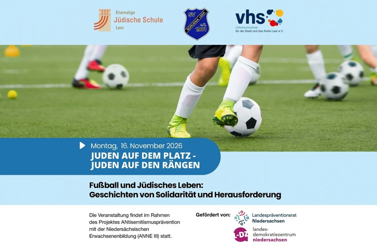 Veranstaltungsplakat zu jüdischem Leben im Fußball mit Spielern auf dem Rasen.