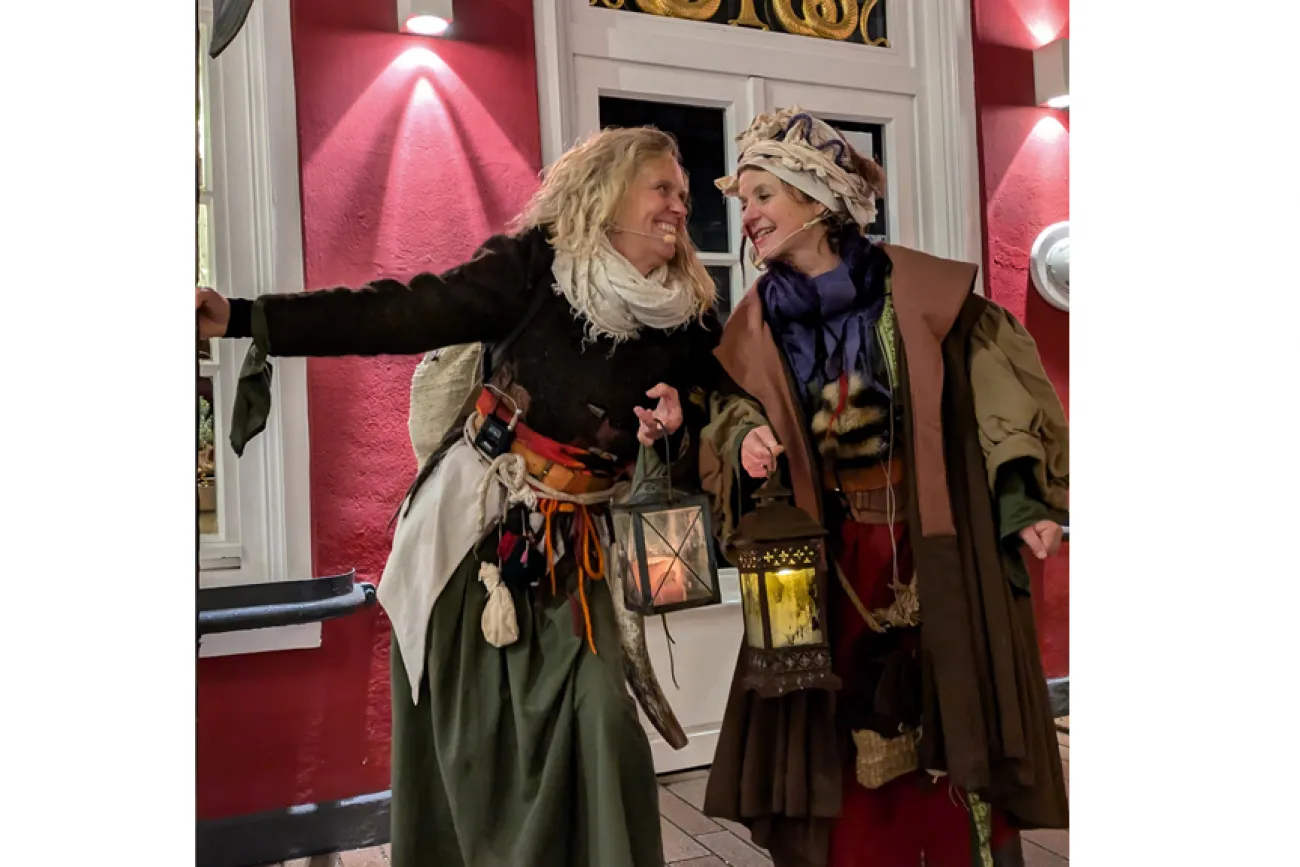 Hauptbild der Veranstaltung Öffentliche Stadtführung: "Nachtwächter, Liebestrank und ein Märchen" mit Katja Druivenga und Reenste Cornelis