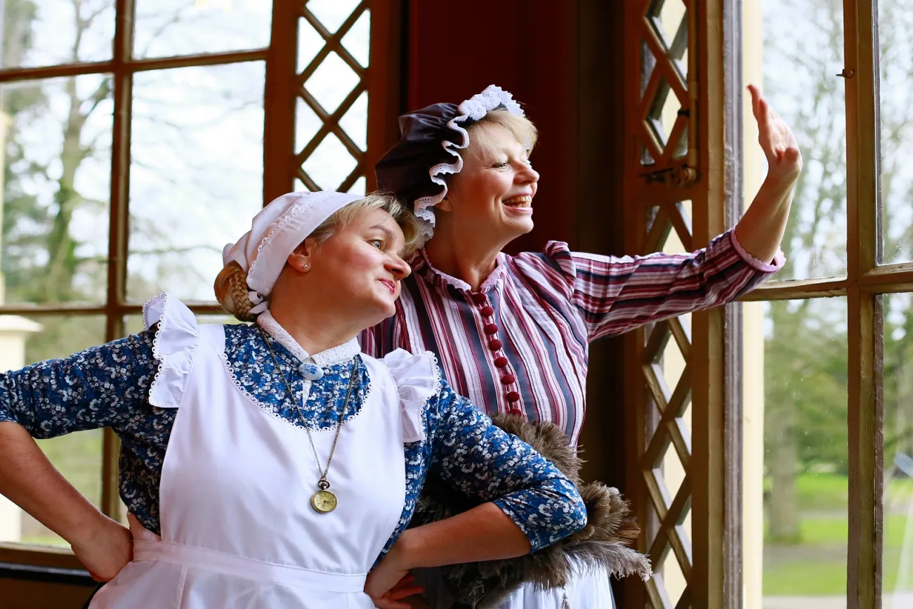 Hauptbild der Veranstaltung Zeitreisenführung auf Schloss Evenburg - Trientje & Gertrude - 1885 - "Wat uns Graaf seggt, dat word maakt!"