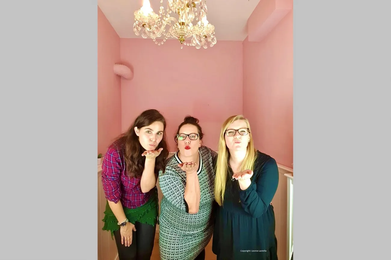 Hauptbild der Veranstaltung Weihnachts-New-Adult-Lesung mit Tonia Krüger, Leonie Lastella und Valentina Fast