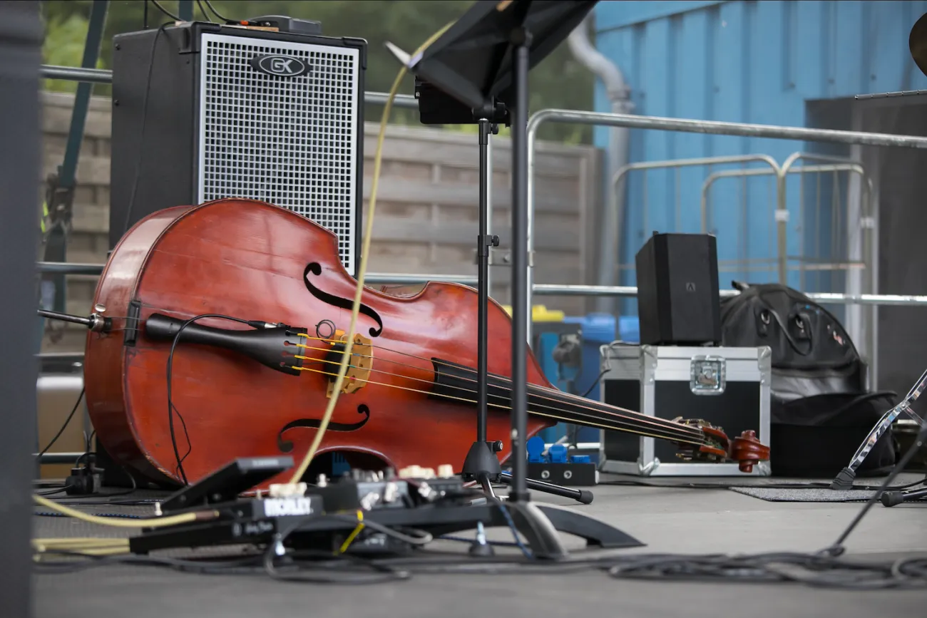 leere Bühne mit Kontrabass