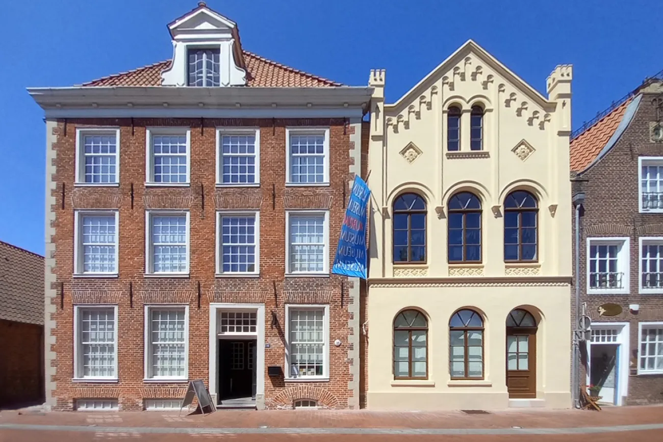 Frontansicht der neu sanierten Fassade des Heimatmuseums Leer in der Neuen Straße 12-14