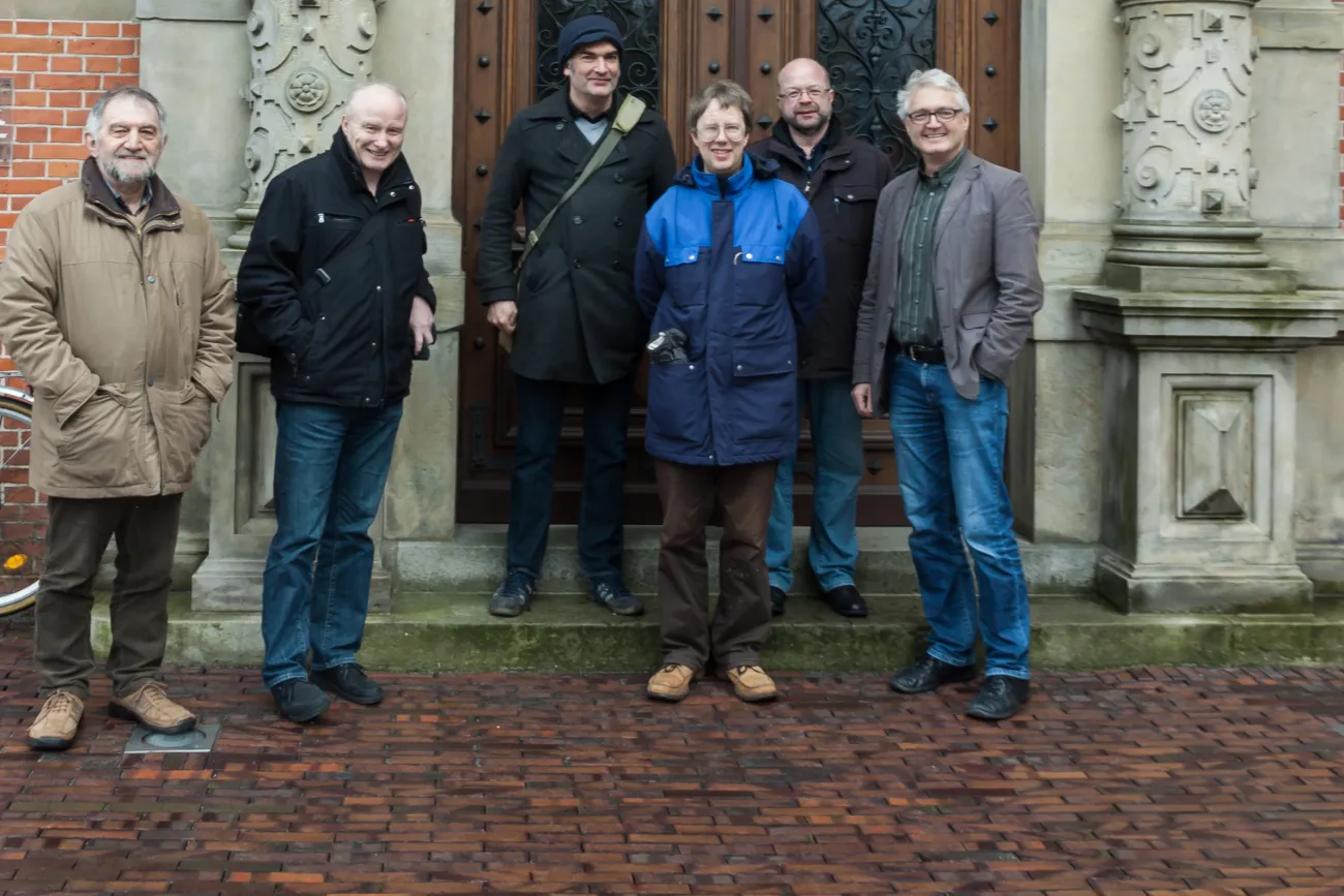 Gruppenaufnahme des Wikistammtisch Ostfriesland zu Gast bei der Ostfriesischen Landschaft (Februar 2015)