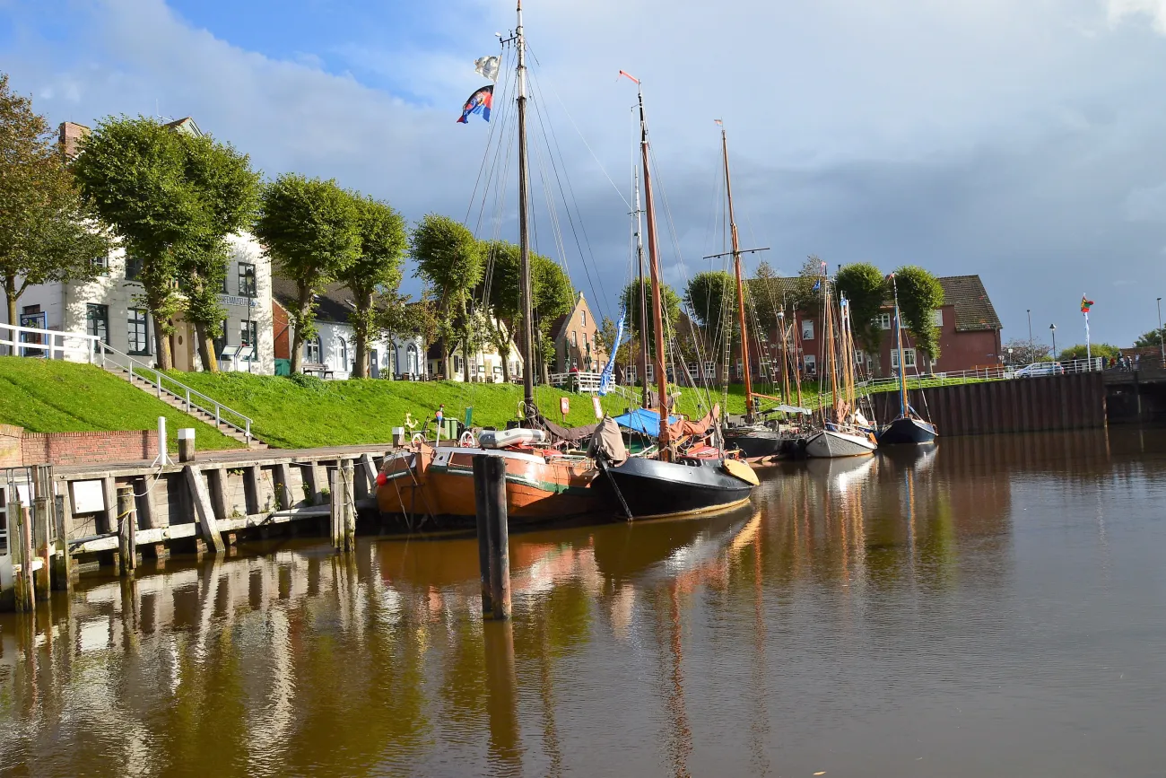 Museumshafen in Carolinensiel mit dem Museumsgebäude Groot Hus und Plattbodenschiffen