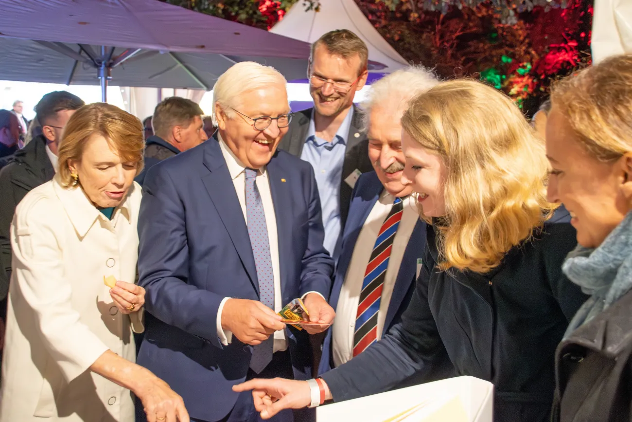 Von links: Elke Büdenbender, Bundespräsident Frank-Walter Steinmeier, Landschaftsdirektor Dr. Matthias Stenger, Landschaftspräsident Rico Mecklenburg, Grietje Kammler, Leiterin des Plattdüütskbüros, und die Kinderbuchautorin Andrea Reitmeyer