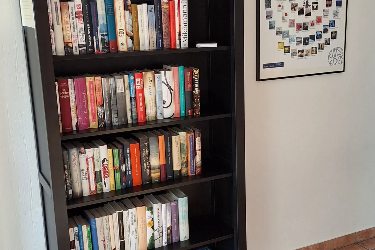 Hohes Bücherregal, schwarz, mit sechs Etagen für Bücher