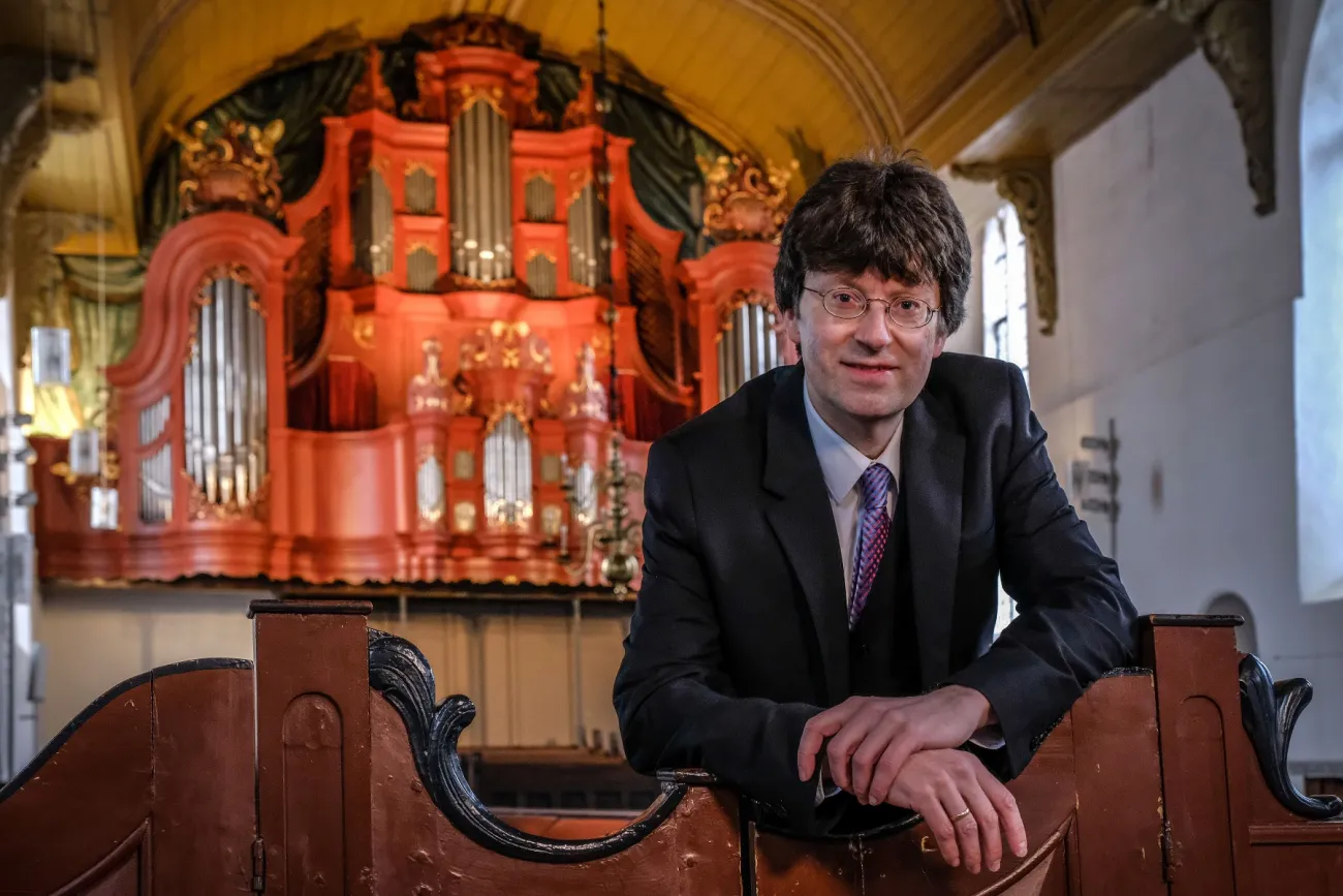 Winfried Dahlke, im Hintergrund die Arp Schnitger-Orgel der Georgskirche Weener