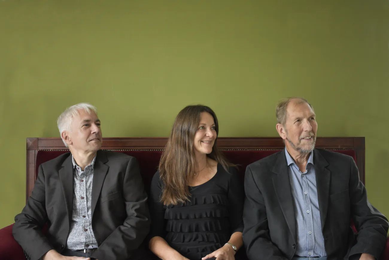 Enno Meyer, Nicole Lang, Günter Tjards sitzen nach einer Probe auf dem Küchensofa
