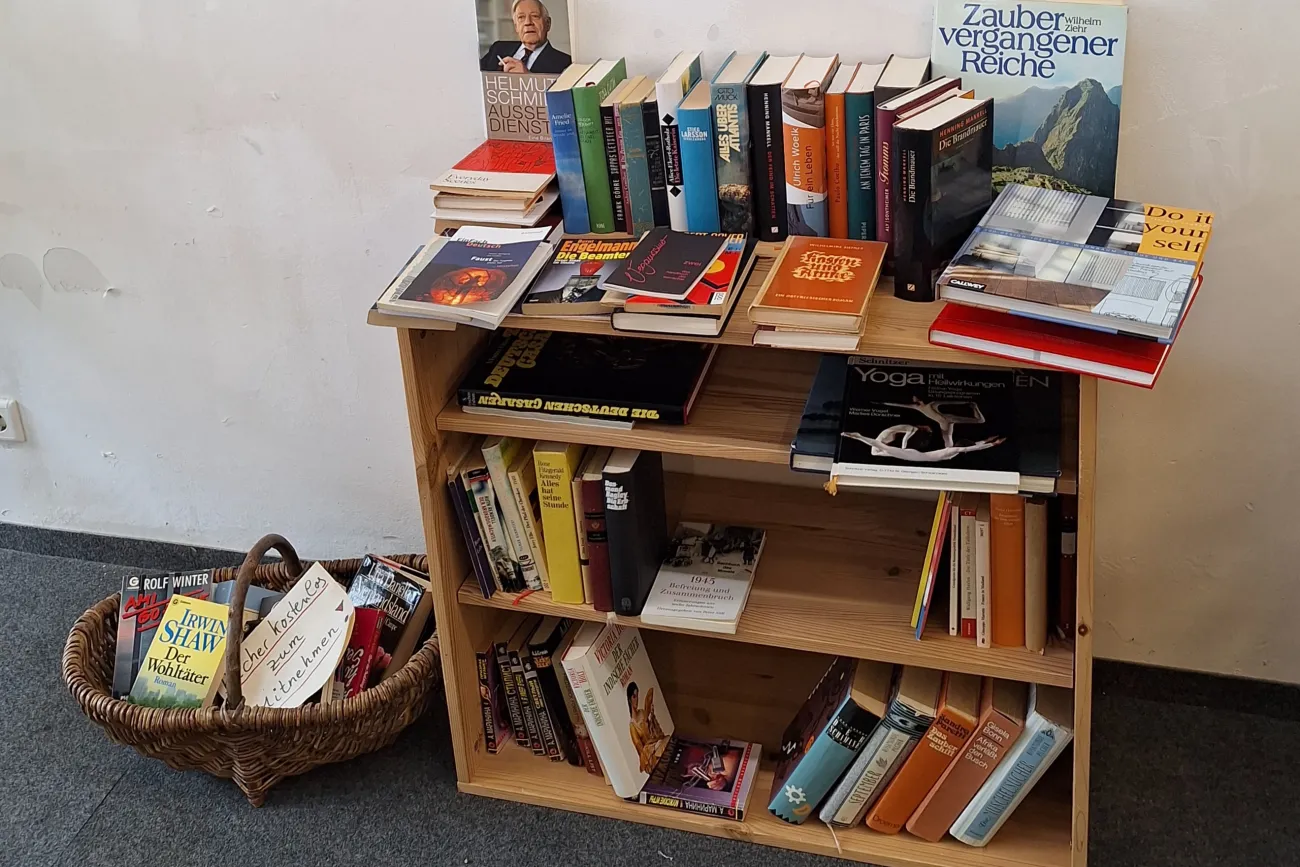 Bücherregal aus Holz, drei Etagen