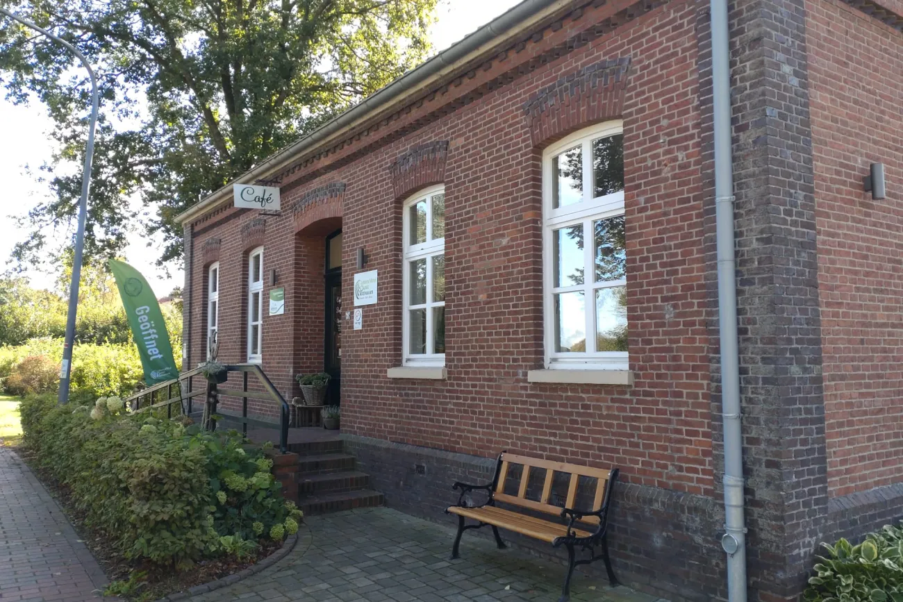 Backsteingebäude von außen mit Schild Café
