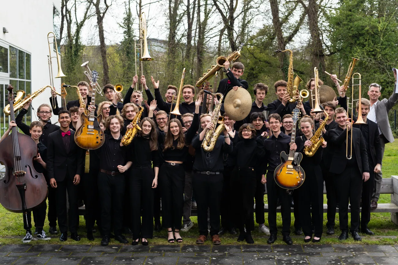Junges Orchester winkt.