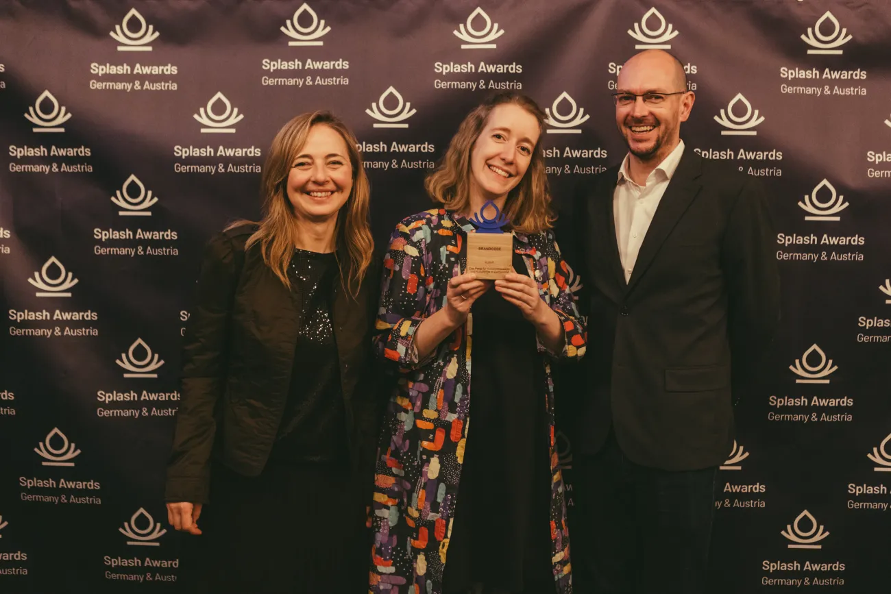 Martina Lewis, Maike Nordholt und Christopher Lewis vor Messewand Splash Awards