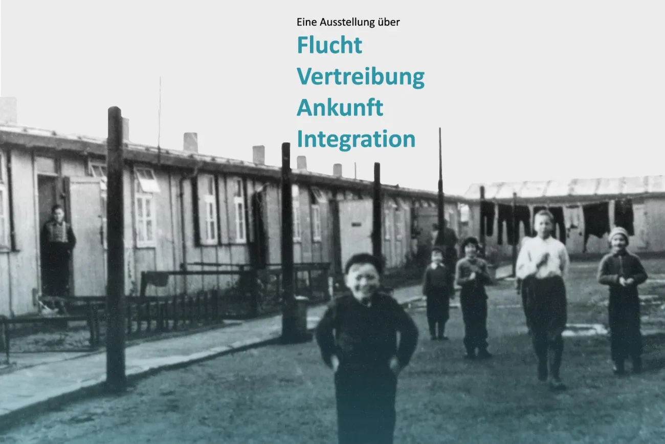 Das Bild zeigt die Baracken des Flüchtlingslagers Tidofeld. Draußen spielen Kinder und lachen