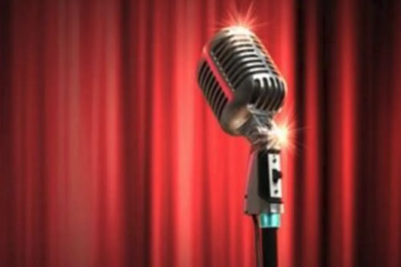 Mikrofon vor rotem Vorhang