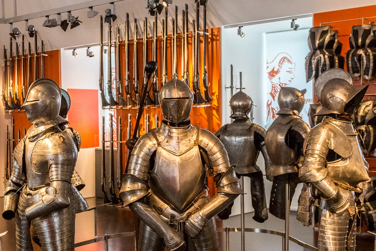 Harnische und Waffen in der Emder Rüstkammer