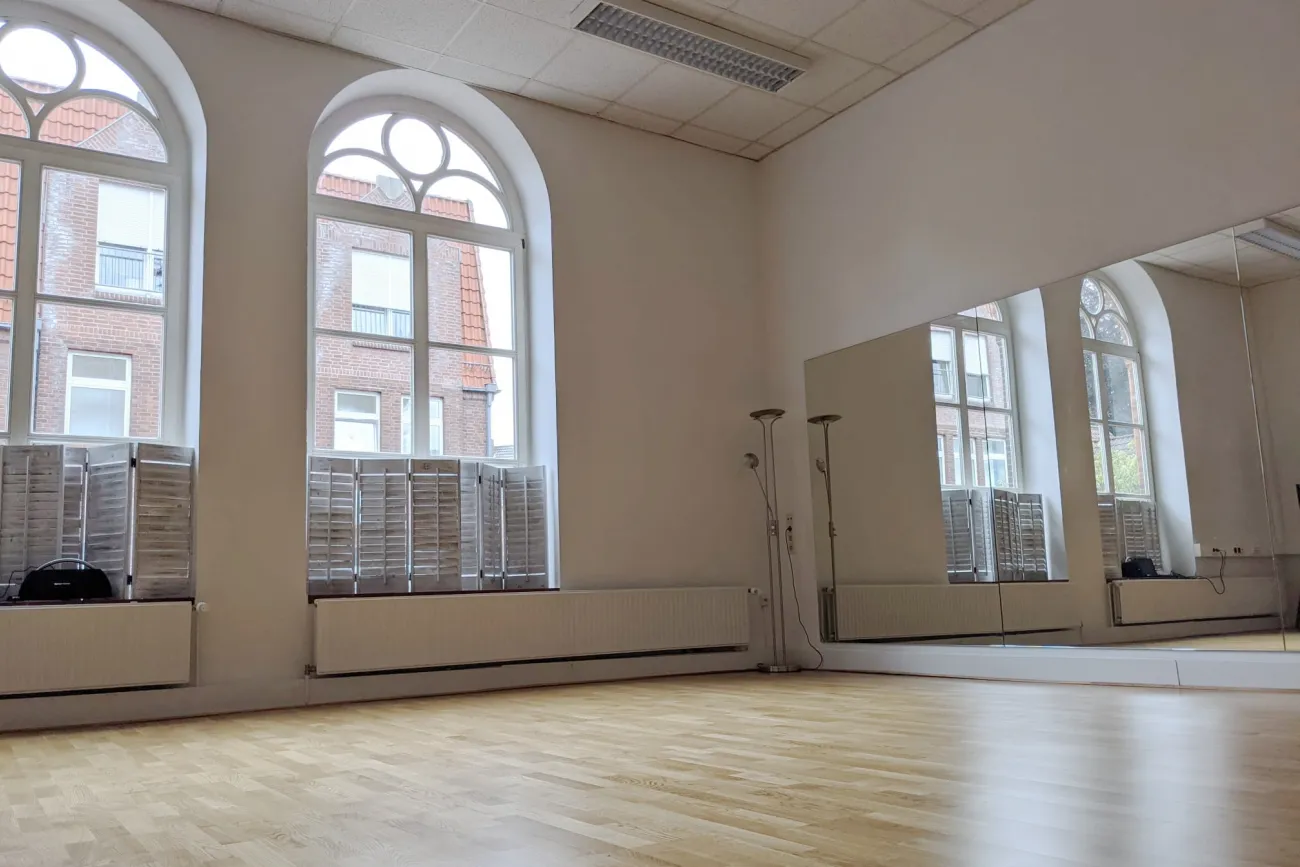 Großer Raum mit Fenstern