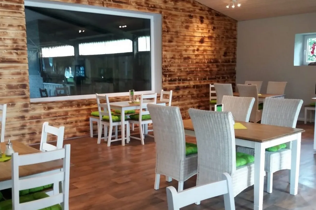 Innenbereich eines Cafés mit Bestuhlung