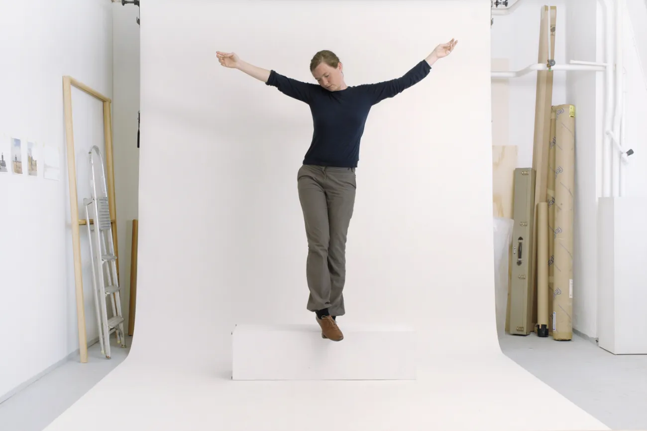 Katja Aufleger, INDEX (CONTEMPLATING), 2011 360 positions of Kindlers painting encyclopaedia, video 4 min. 32 sec. loop, dimensions variable