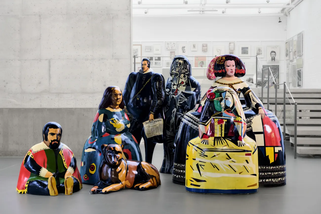 Equipo Crónica, Spanische Prinzessin, Edelleute, Hofnarren und Hund, 1981, Skulpturengruppe, Polyester, polychrome Fassung. Leihgaben der Berufsbildenden Schulen Wilhelmshaven, Foto: Jenny Rosentreter