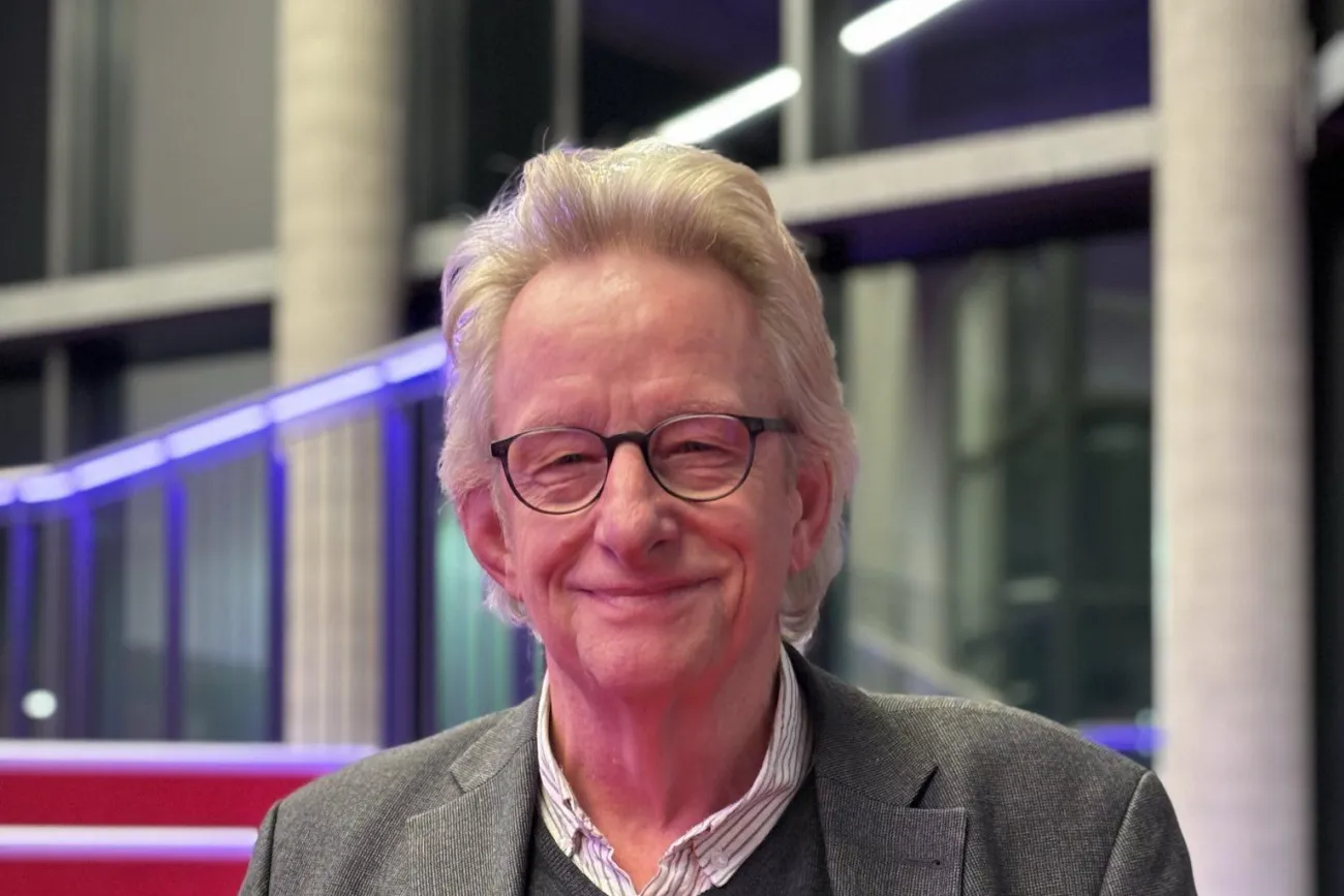 Auf dem Foto sieht man den Autor Helmut van Züren